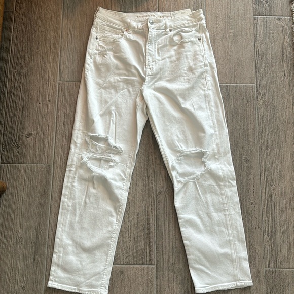 super cute NWT size 12 white distressed mom jeans from American Eagle - Picture 1 of 3